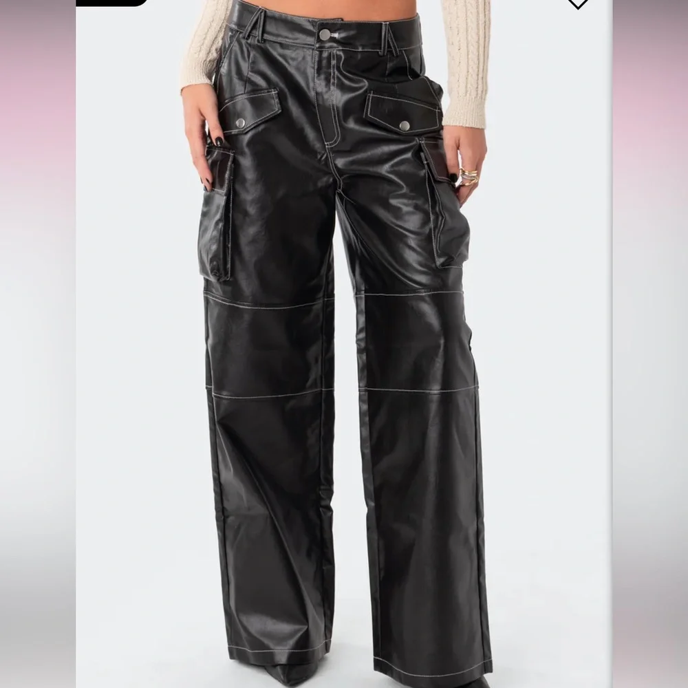 Edikted Faye Faux Leather Cargo Pants - Size M NWOT - Picture 3 of 5